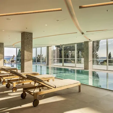 Luxury Seaside Apartment